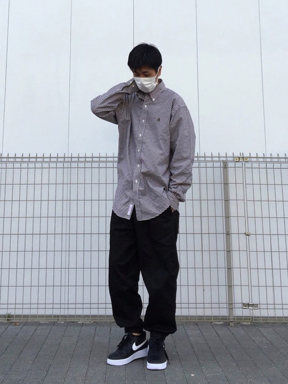 「ブルックスブラザーズ、BROOKS BROTHERS、シャツスタイル、ユニクロ、UNIQLO、ジョガーパンツ、エアフォースワン、休日スタイル、カジュアルコーデ、古着MIX」｜「UNIQLOのワイドフィットジョガーパンツ（パンツ、ブラック系）」を使った、shinyaさん（メンズ・172cm）の春コーディネートの1枚目の写真