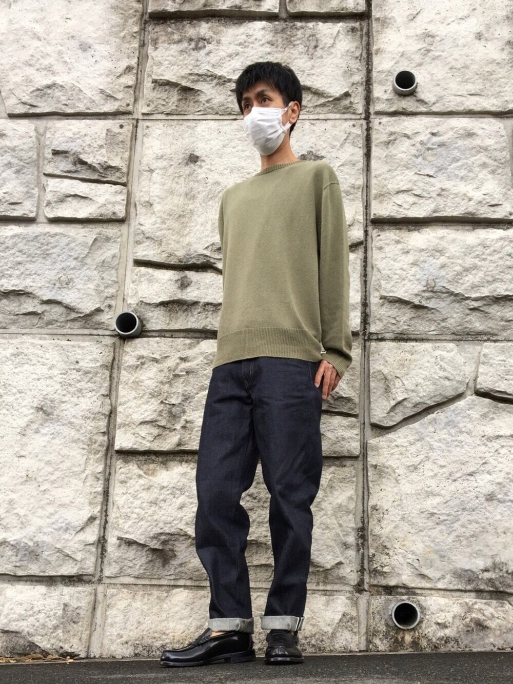 「ユニクロ、UNIQLO、UNIQLO U、クルーネックセーター、セルビッチデニム、リーガル、REAGAL、シンプル、シンプルコーデ、シンプルスタイル」｜「UNIQLOの3Dクルーネックセーター（長袖）（ニット/セーター、グリーン系）」を使った、shinyaさん（メンズ・172cm）の春コーディネートの1枚目の写真