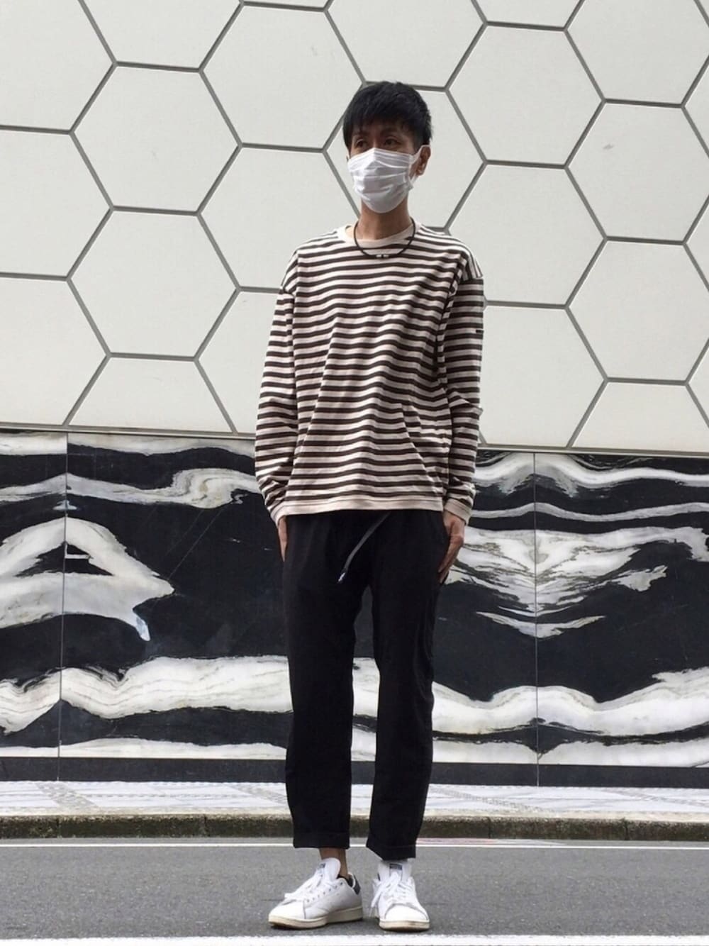 「オーシバル、orcival、ボーダートップス、グラミチ、GRAMICCI、スタンスミス、stan smith、adidas、アディダス、これが私をアゲる服」｜「GramicciのGRAMICCI×URBAN RESEARCH　別注SOLOTEX STRETCH PANTS（その他パンツ、ブラック系）」を使った、shinyaさん（メンズ・172cm）の春コーディネートの1枚目の写真