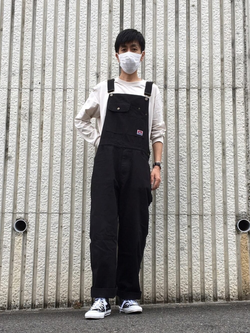 「エアリズムコットンUVカットクルーネックTシャツ、エアリズム、ユニクロ、UNIQLO、ベンデイビス、BEN DAVIS、オーバーオール、オールスター、ALL STAR、ハイカットスニーカー」｜「BEN DAVISのBEN DAVIS/ベンデイビス OVERALL/オーバーオール/2021 SPRING（サロペット/オーバーオール、ブラック系）」を使った、shinyaさん（メンズ・172cm）の夏コーディネートの1枚目の写真