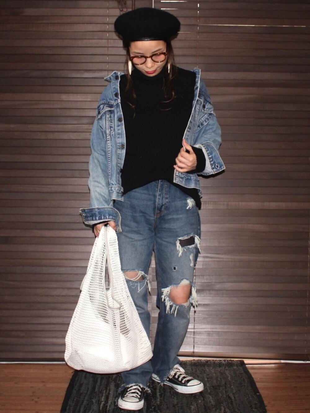 「ドラフトリーバイス、春、オトナカジュアル、casual、黒、denim、ママコーデ、リーバイス、コンバース、ベレー帽」｜「Levi'sのアイテム（ジャケット/アウター、ブルー系）」を使った、yuniさん（レディース・155cm）の冬コーディネートの1枚目の写真