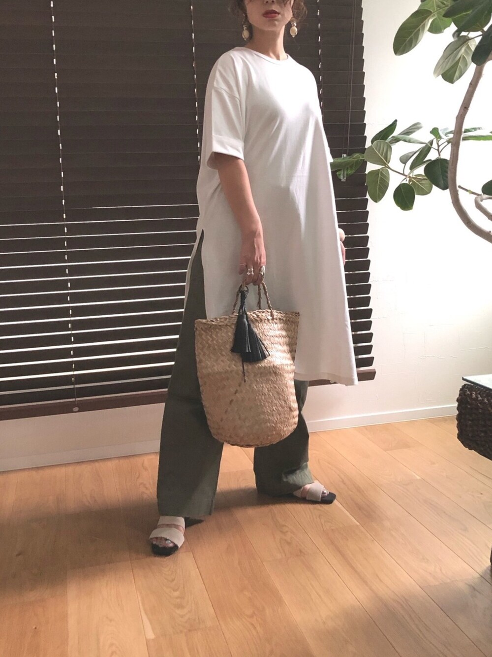 「オトナカジュアル、休日スタイル、楽チンコーデ、夏、低身長、サンダル」｜「koeのサイドスリットTシャツワンピース（ワンピース、ホワイト系）」を使った、yuniさん（レディース・155cm）の夏コーディネートの1枚目の写真