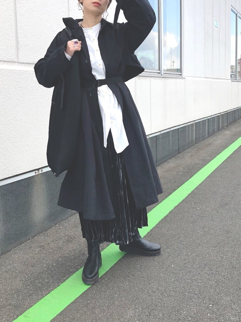 「年末WEAR感謝祭、大人カジュアル、休日スタイル」｜「Ungridのバックデザインボリュームブラウス（シャツ/ブラウス、ホワイト系）」を使った、yuniさん（レディース・155cm）の冬コーディネートの1枚目の写真