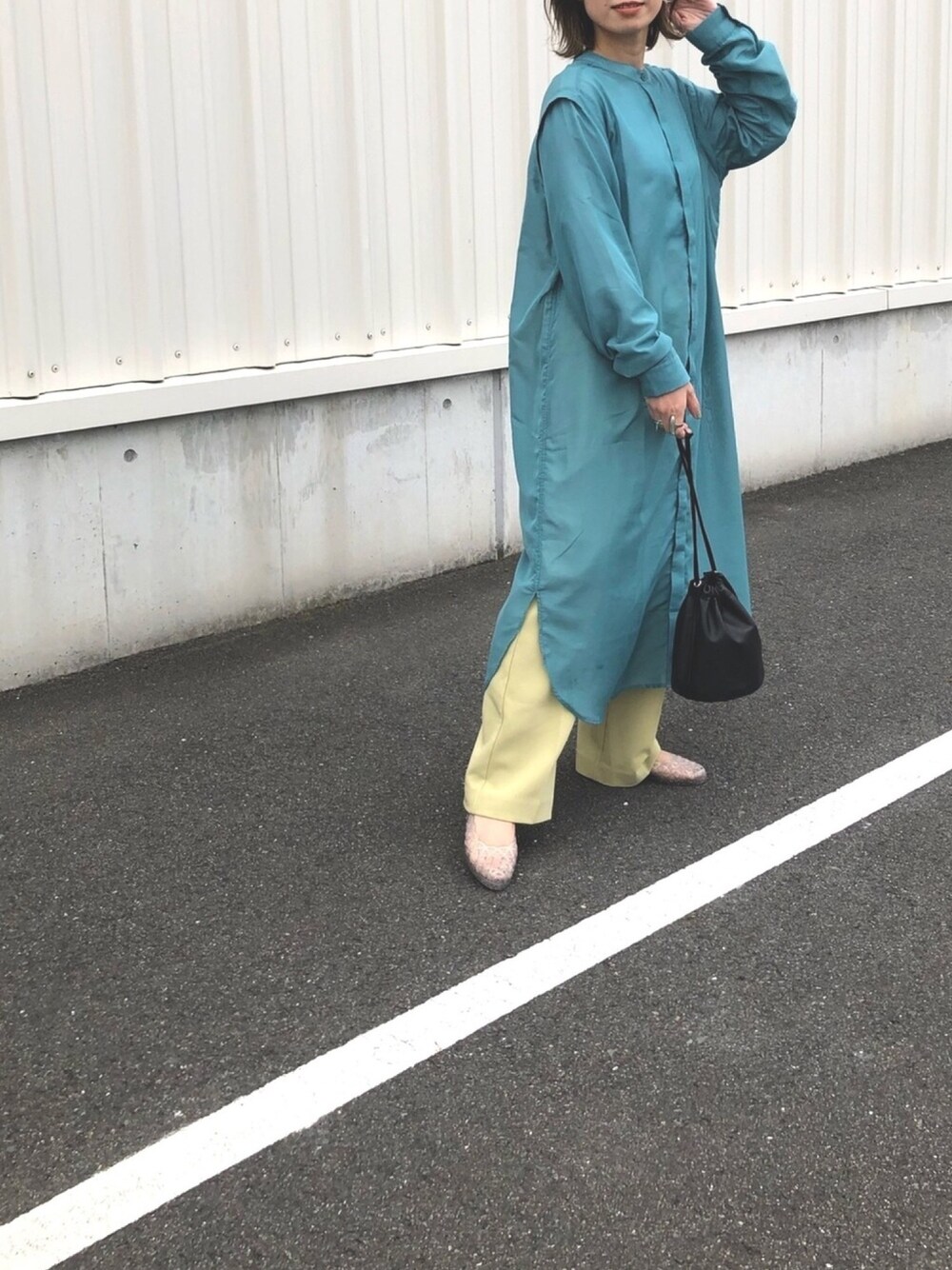 「大人カジュアル、シンプルコーデ、ゆるコーデ、休日コーデ、オトナ女子、プチプラ」｜「Kastaneの透けオーガンジーシャツワンピース（ワンピース、グリーン系）」を使った、yuniさん（レディース・155cm）の春コーディネートの1枚目の写真