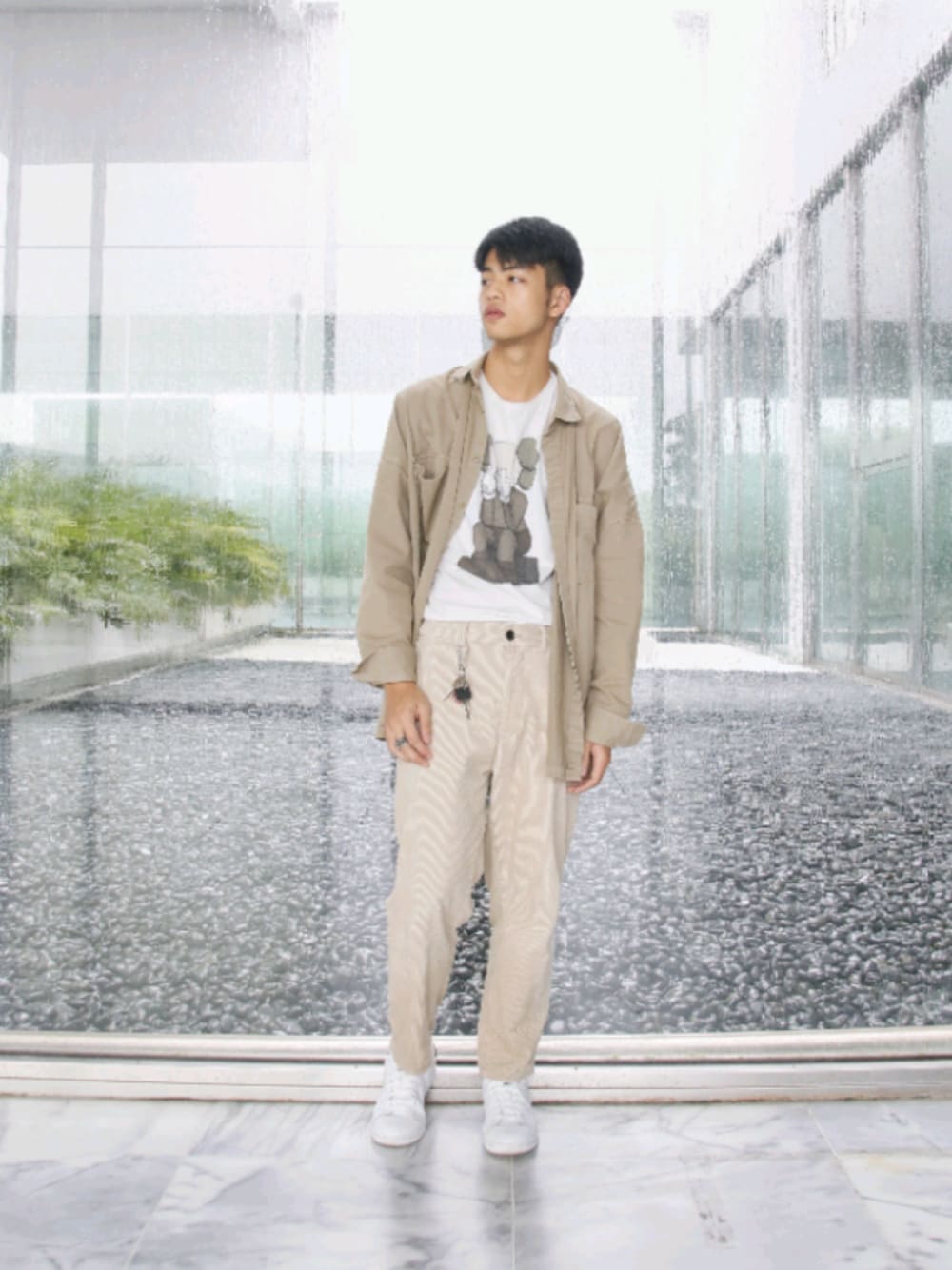 「ootd、復古、日系極簡、古着MIX、男友風、休閒、基礎款、kaws」｜「UNIQLOのアイテム（Tシャツ/カットソー、ホワイト系）」を使った、Paul  Chenさん（メンズ・180cm）の秋コーディネートの1枚目の写真