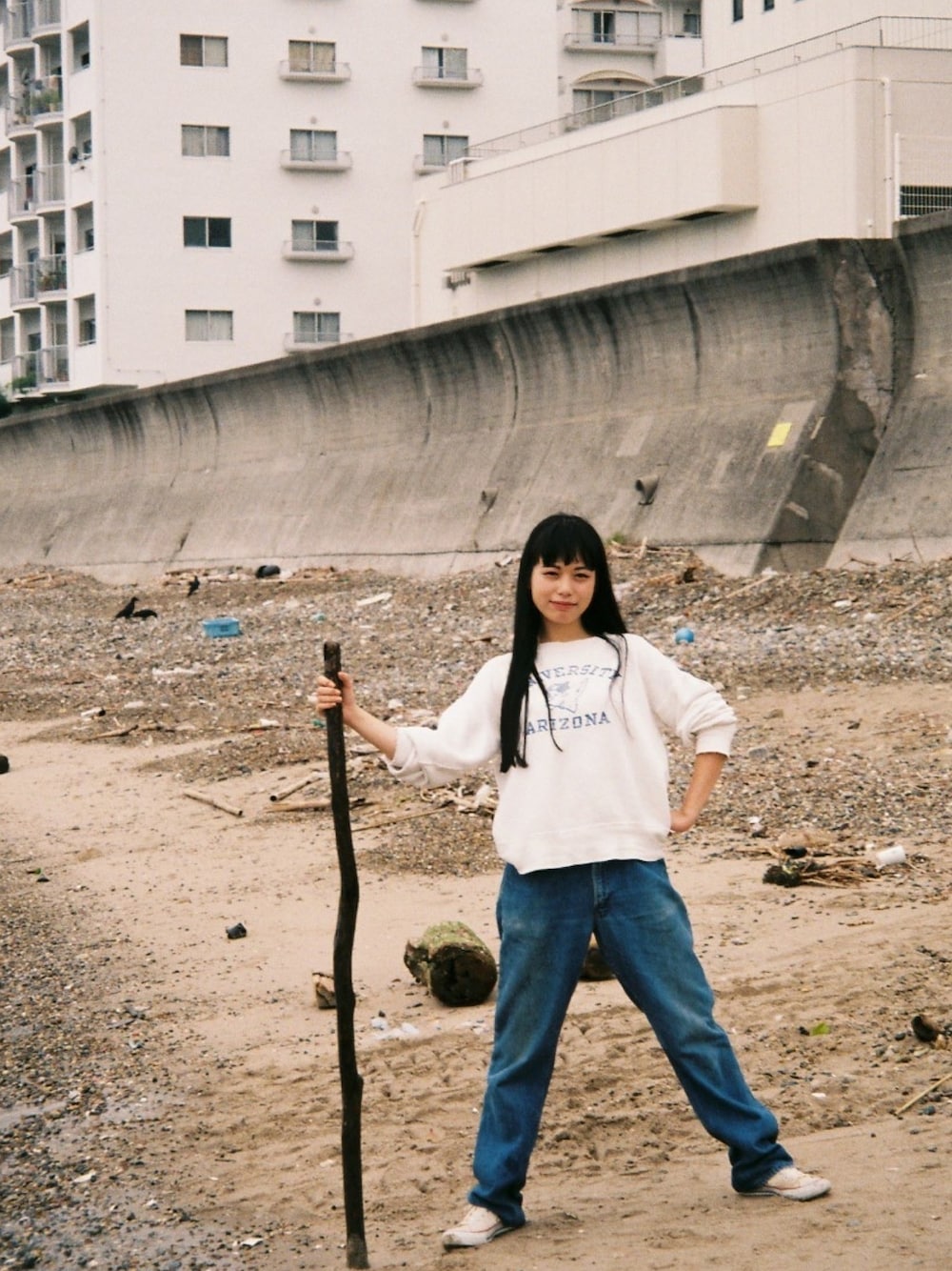 「古着、vintage、スウェット、ブルージーンズ、converse、allstar」｜「VINTAGEのアイテム（スウェット、ホワイト系）」を使った、ますみるくさん（レディース・165cm）の秋コーディネートの1枚目の写真