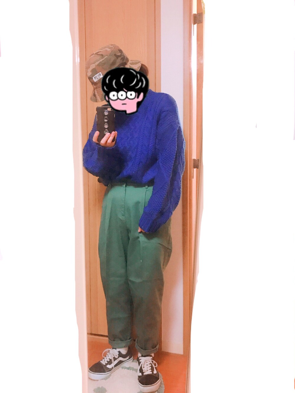 「UNIQLOのコットンテーパードアンクルパンツ（丈標準64cm）（その他パンツ、グリーン系）」を使った、ちゃむさん（レディース・154cm）の冬コーディネートの1枚目の写真