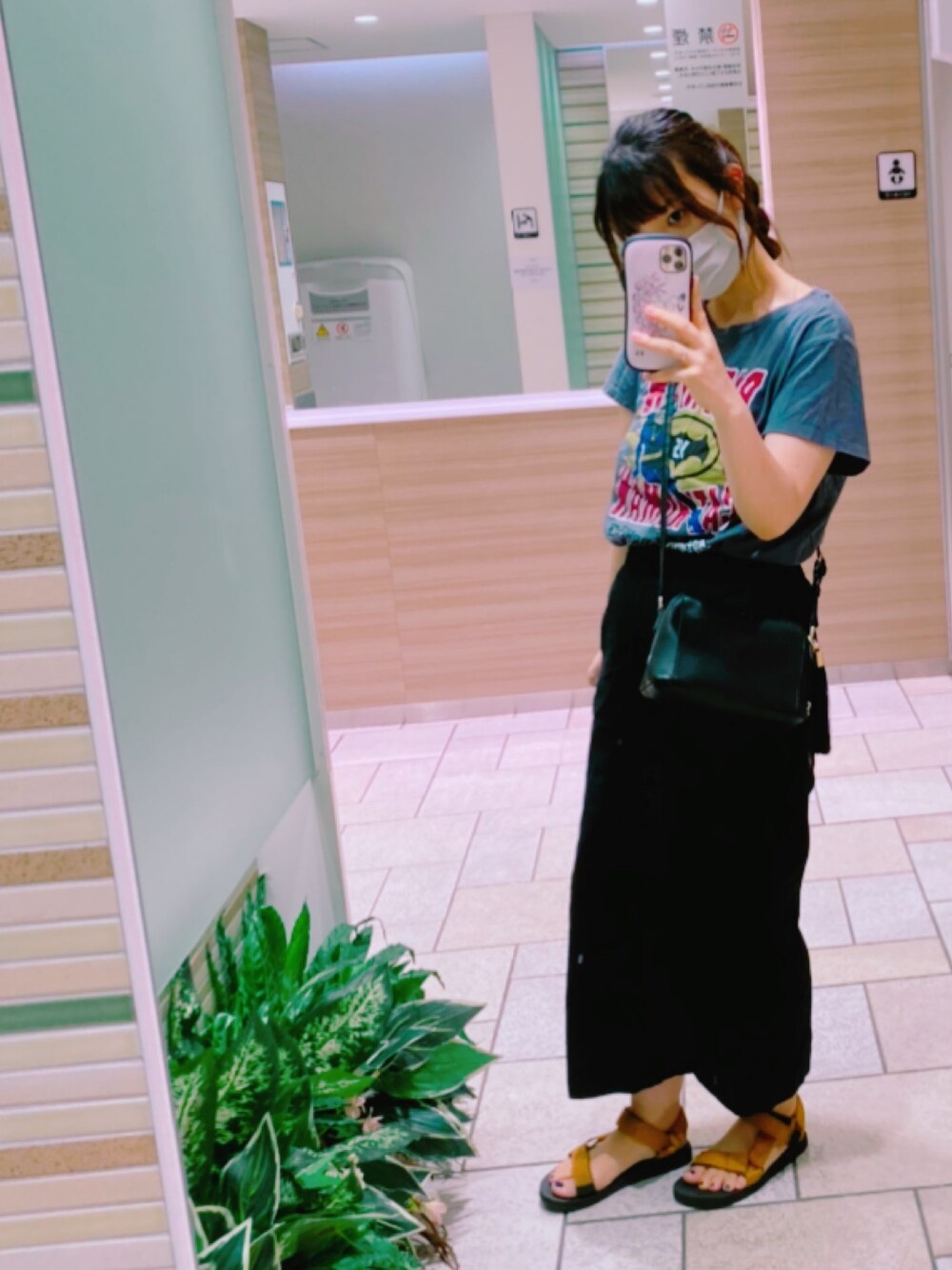 「プリントT」｜「やっすいスポサンのアイテム（サンダル、ブラウン系）」を使った、ちゃむさん（レディース・154cm）の秋コーディネートの1枚目の写真