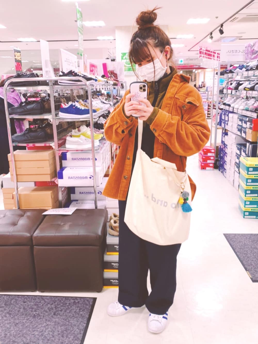 「adidasのアイテム（スニーカー、ブルー系）」を使った、ちゃむさん（レディース・154cm）の冬コーディネートの1枚目の写真
