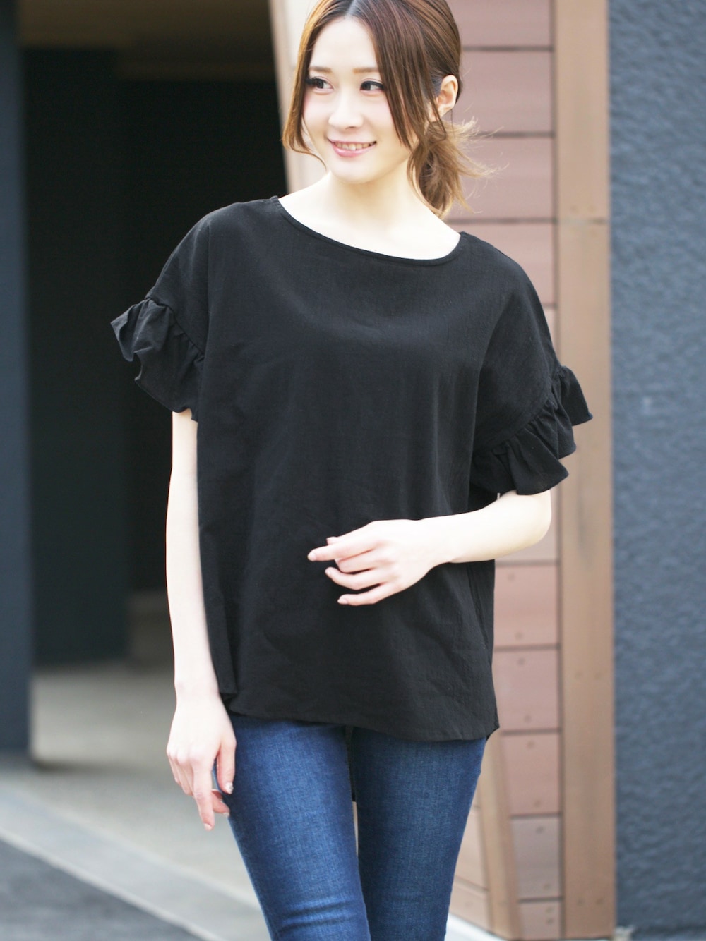 「カットソー、夏、大人カジュアル、春夏コーデ、オトナ女子、フリルカットソー」｜「CERCAの【SHELIA/シェリア】/半袖フリルカットソー（Tシャツ/カットソー、ブラック系）」を使った、CERCAさん（レディース・168cm）の春コーディネートの1枚目の写真