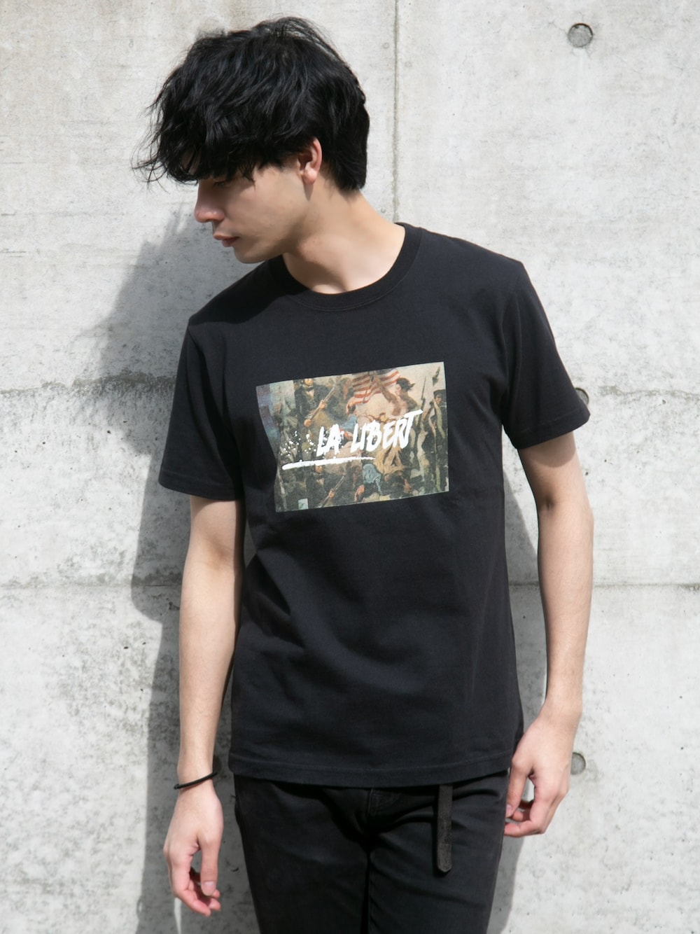 「カットソー、Tシャツ、ストリート、メンズ、ラフ、プリントT、夏コーデ、カジュアルコーデ」｜「CERCAのBEYES/プリントカットソー（Tシャツ/カットソー、ブラック系）」を使った、CERCAさん（メンズ・173cm）の夏コーディネートの1枚目の写真
