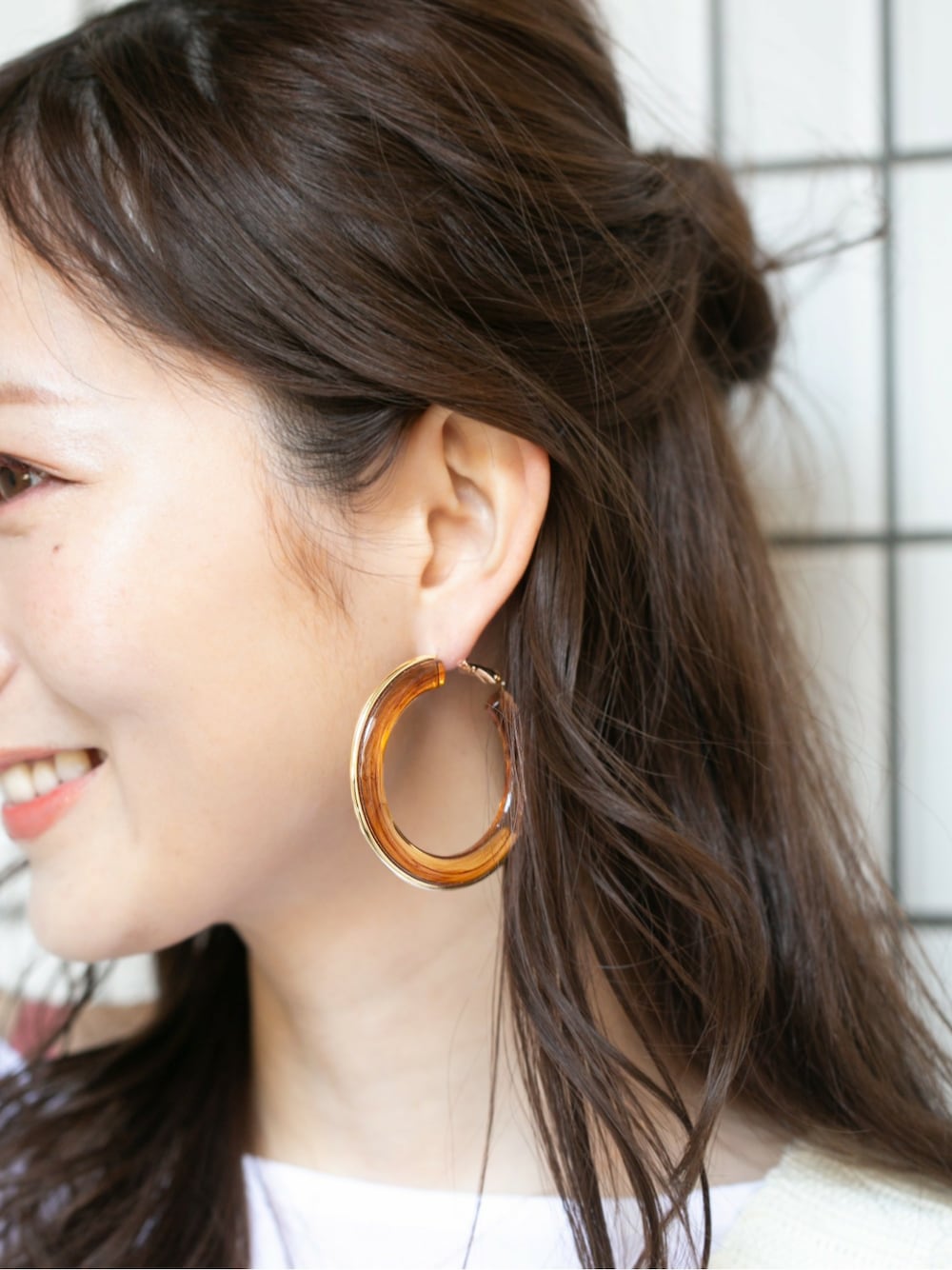 「夏、ピアス、アクセサリー、夏コーデ、べっ甲、オトナ女子、べっこうピアス」｜「EinのEin/クリアべっ甲フープピアス（ピアス（両耳用）、ブラウン系）」を使った、CERCAさん（レディース・158cm）の夏コーディネートの1枚目の写真