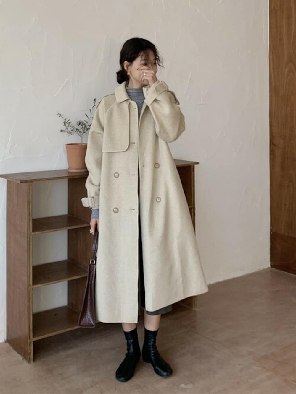 「アウター、ステンカラーコート、冬コーデ、オトナカジュアル、韓国ファッション、HALEY PESCA」｜「HALEY PESCAのHALEY PESCA/ウエストマークダブルブレストロングコート（ステンカラーコート、ホワイト系）」を使った、CERCAさん（レディース・160cm）の冬コーディネートの1枚目の写真