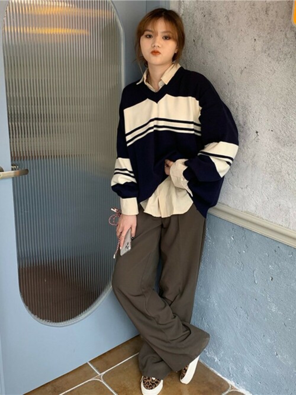 「ニット、大人カジュアル、韓国ファッション、オトナ女子、ボリューム袖、HALEY PESCA」｜「HALEY PESCAのHALEY PESCA/Vネックラインニット(ボリューム袖)（ニット/セーター、ブラック系）」を使った、CERCAさん（レディース・160cm）の冬コーディネートの1枚目の写真