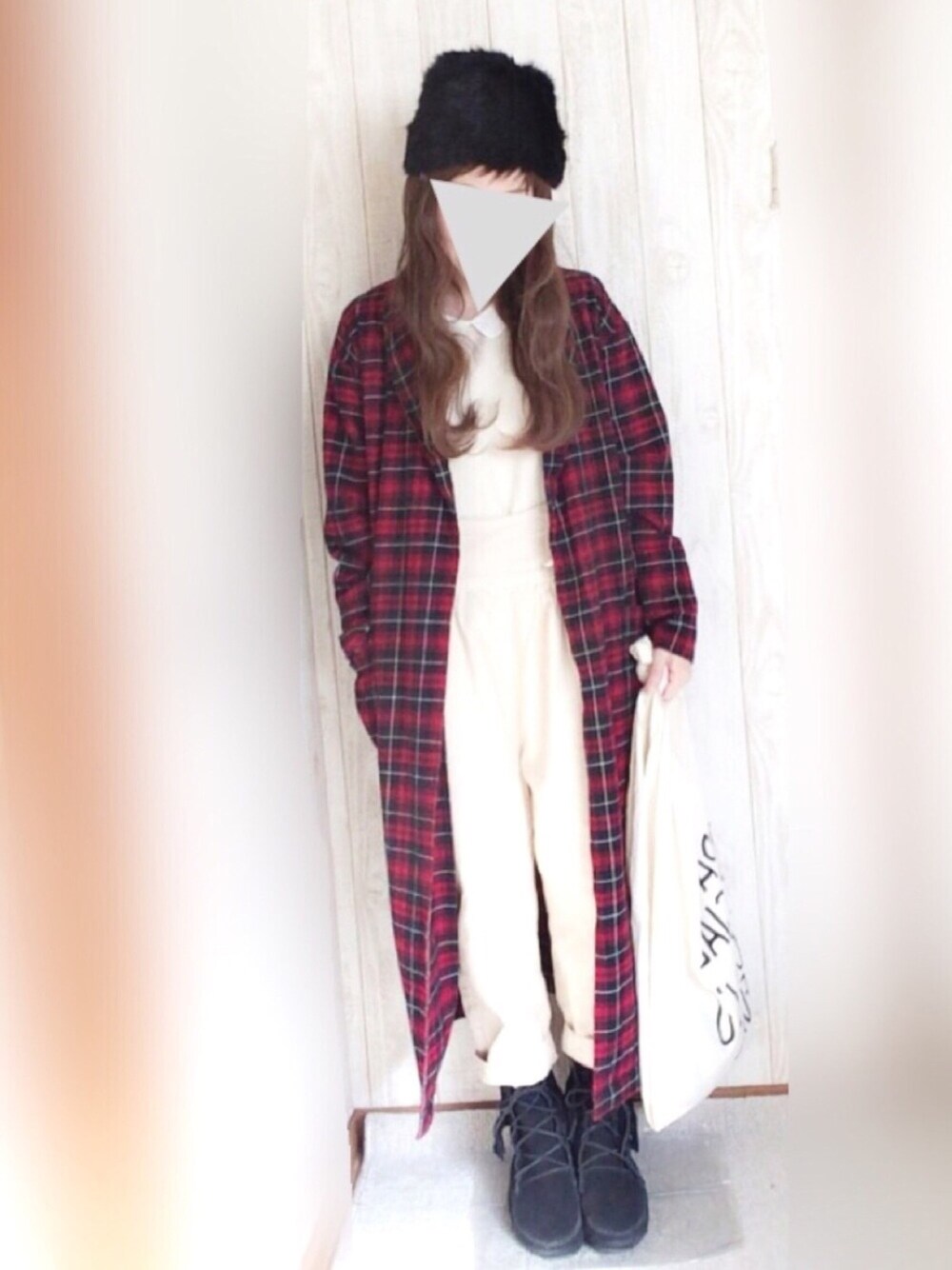 ブラック系のブーツ、ブルー系のサロペット/オーバーオール、レッド系のジャケット/アウターを着用したレディースの冬コーディネートの1枚目の写真