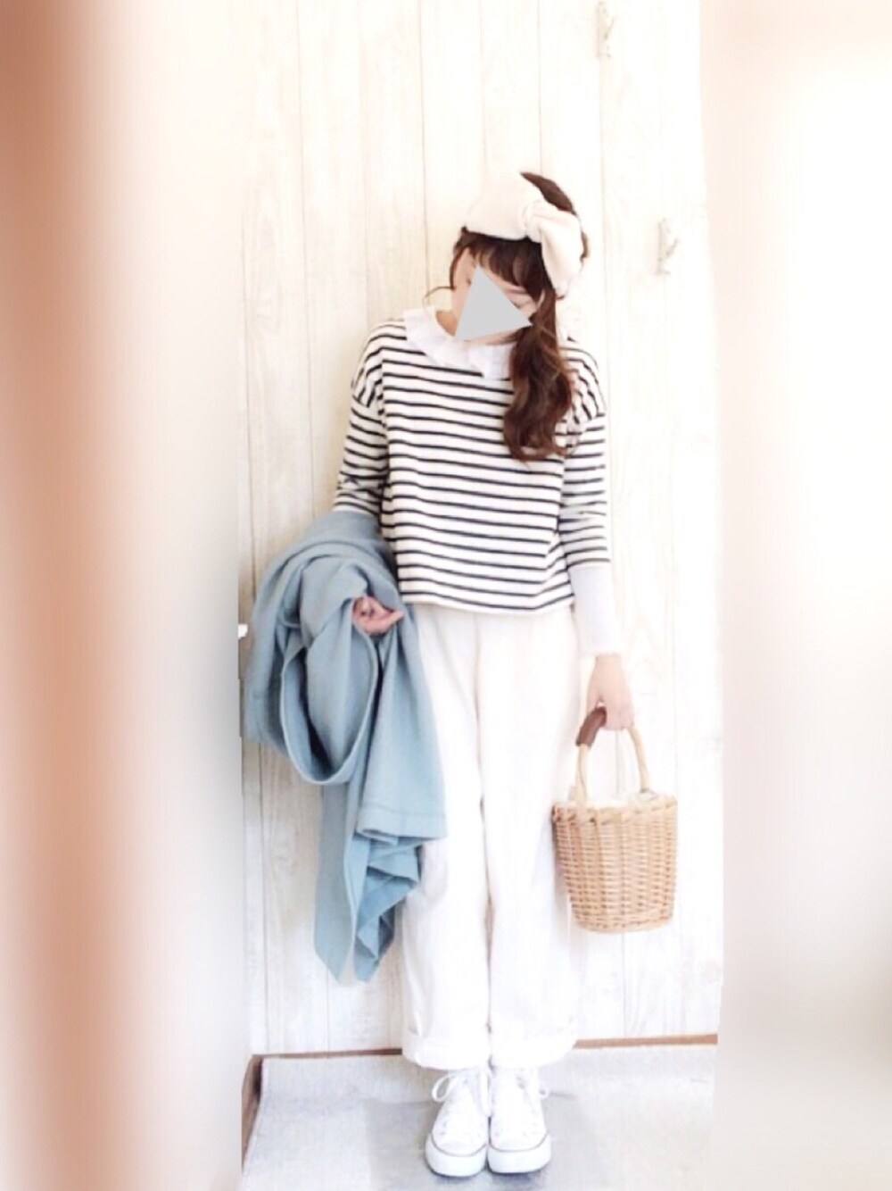 ホワイト系のスニーカー、ブルー系のその他アウター、ホワイト系のシャツ/ブラウスを着用したレディースの春コーディネートの1枚目の写真