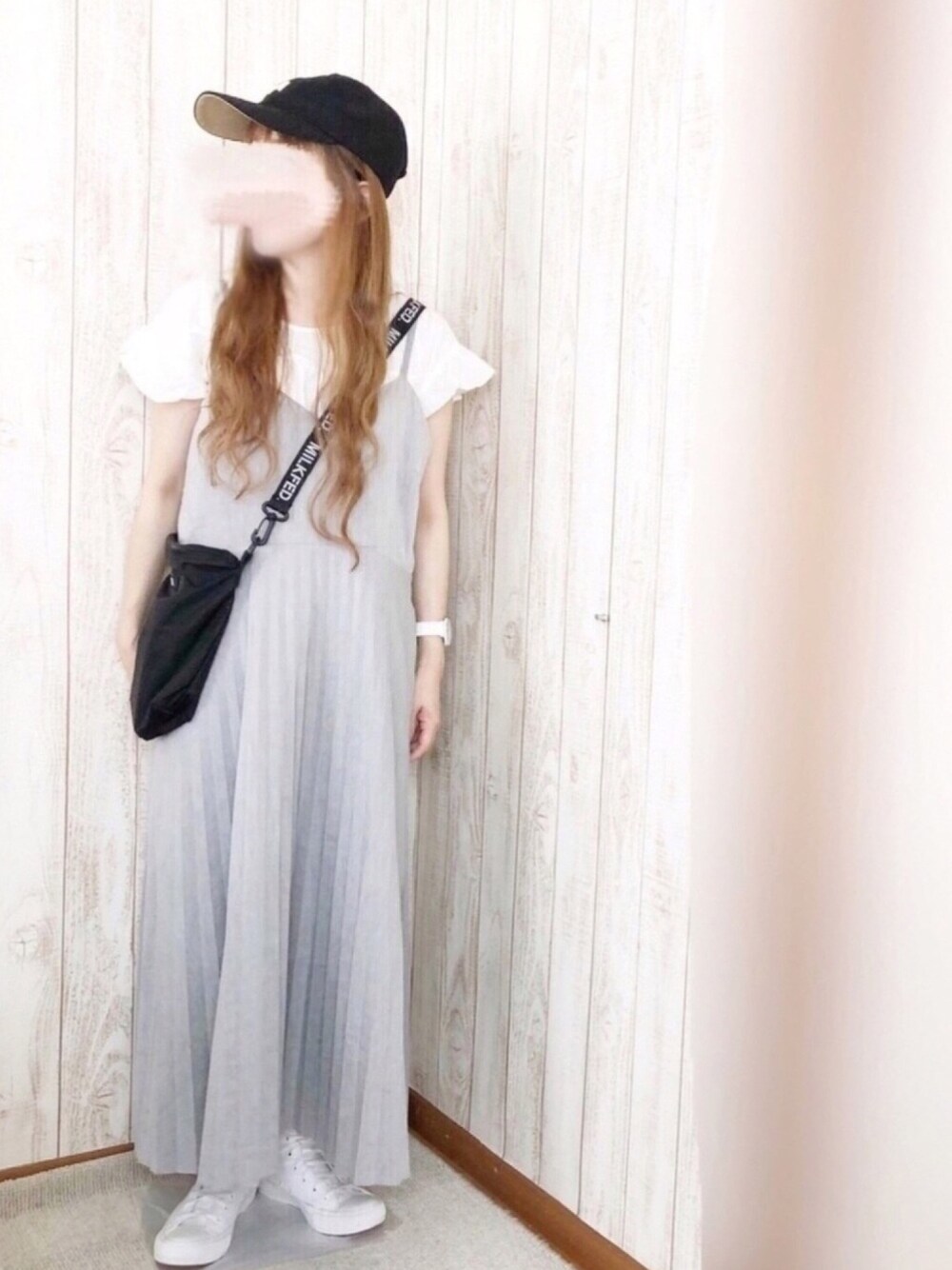 グレー系のワンピース、ブラック系のショルダーバッグ、ホワイト系のスニーカーを着用したレディースの夏コーディネートの1枚目の写真