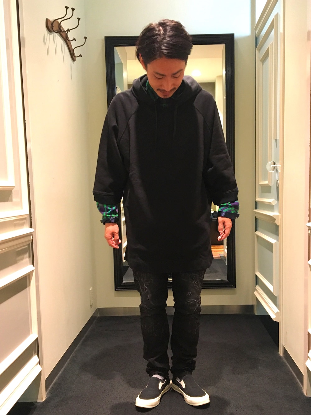 「シンプルコーデ、秋のコーデ、黒、低身長、オーバーサイズ、レイヤードスタイル、デニムはやっぱりディーゼル、デニムから始まったライフスタイルブランド」｜「DIESELのアイテム（パーカー、ブラック系）」を使った、50481さん（メンズ・165cm）の秋コーディネートの1枚目の写真