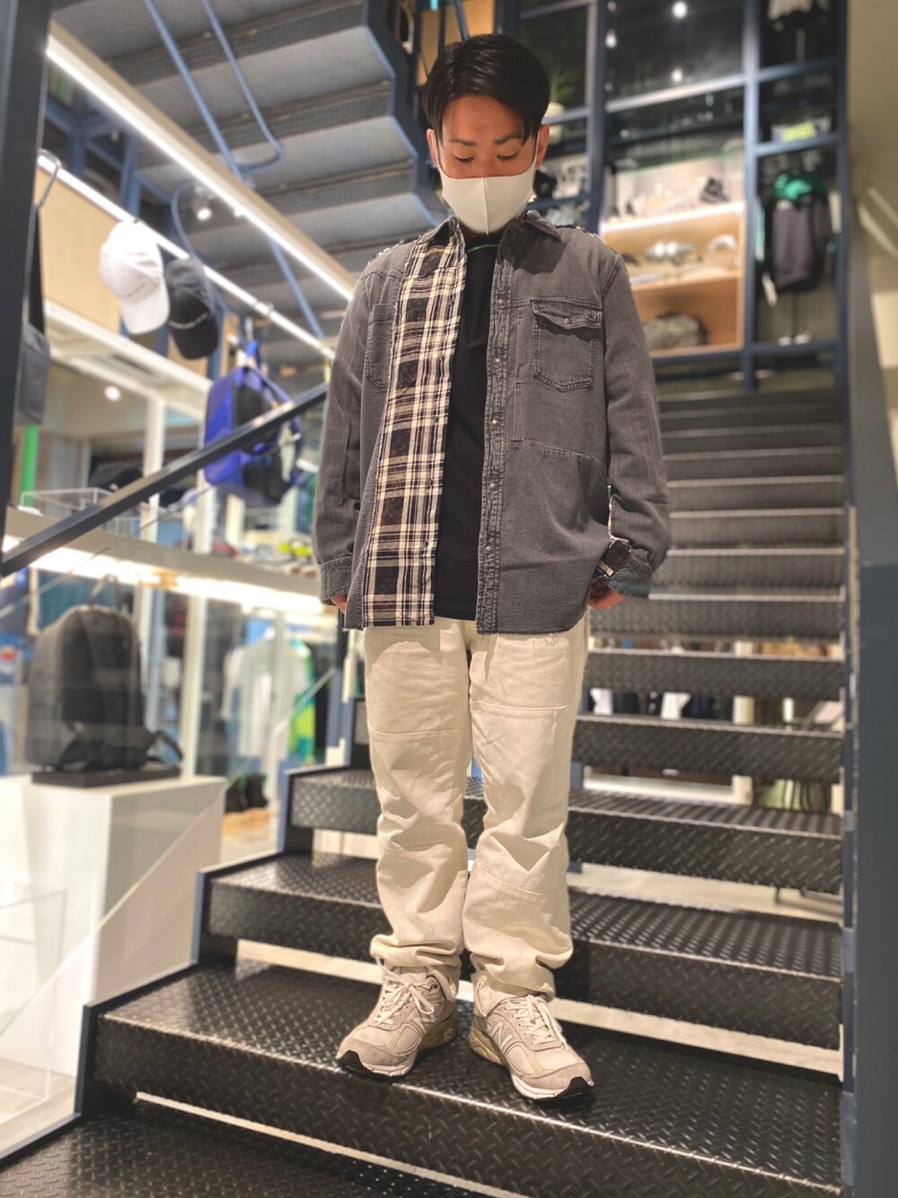 「dieselshibuya、Diesel、シャツコーデ、秋服準備はじめました、シャツ、白スニーカー、ワイドデニム」｜「DIESELのアイテム（シャツ/ブラウス、グレー系）」を使った、50481さん（メンズ・165cm）の夏コーディネートの1枚目の写真