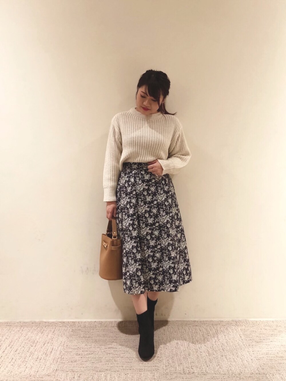 「白ニット、花柄スカート、リバティ、ショルダーバッグ、ブーツ、オトナ女子、いいね、save、フォローお願いします🤑、おしゃれさんと繋がりたい、Te chichi(Te chichi)、アミュプラザ鹿児島」｜「Te chichiのイタリアデザイン糸ＭＩＸニット（ニット/セーター、ホワイト系）」を使った、mina   muroyaさん（レディース・153cm）の秋コーディネートの1枚目の写真