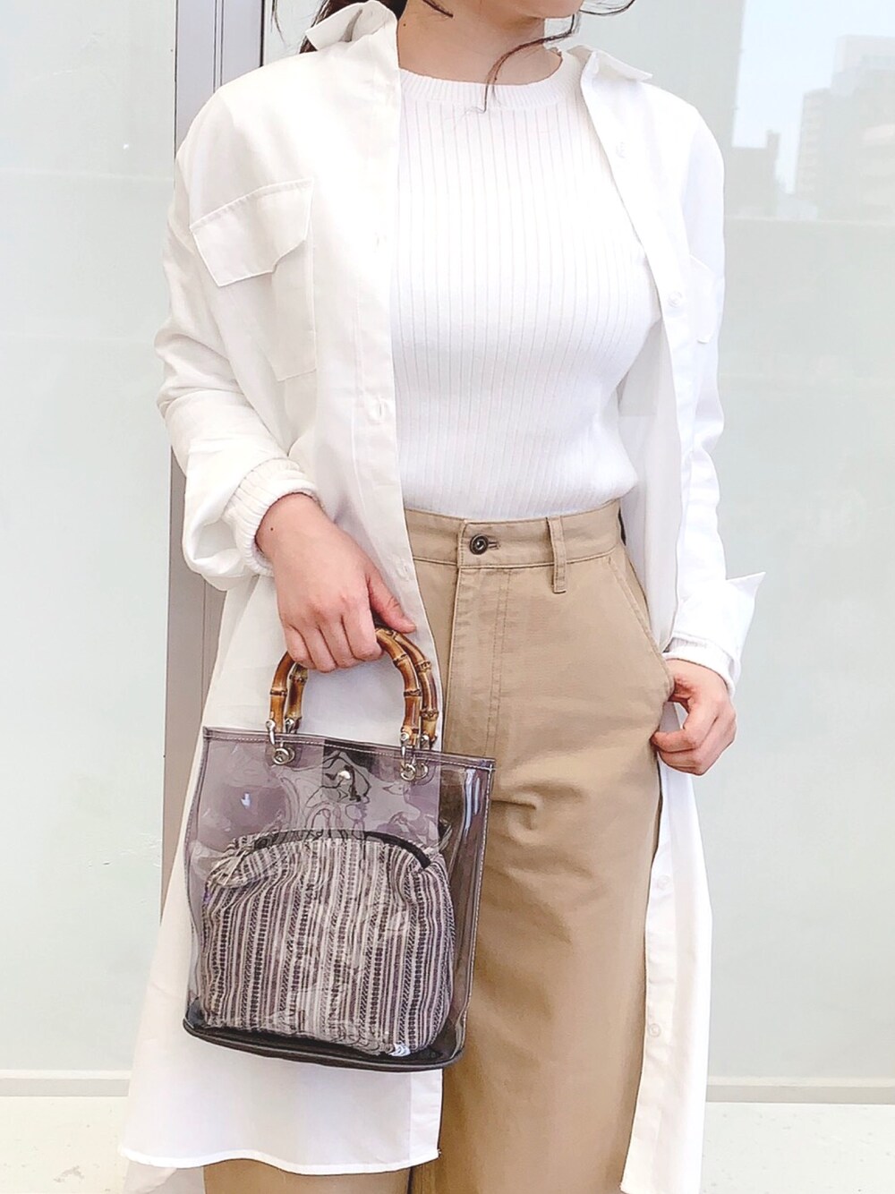 ホワイト系のニット/セーター、ホワイト系のワンピース、ベージュ系のその他パンツを着用したレディースの春コーディネートの1枚目の写真