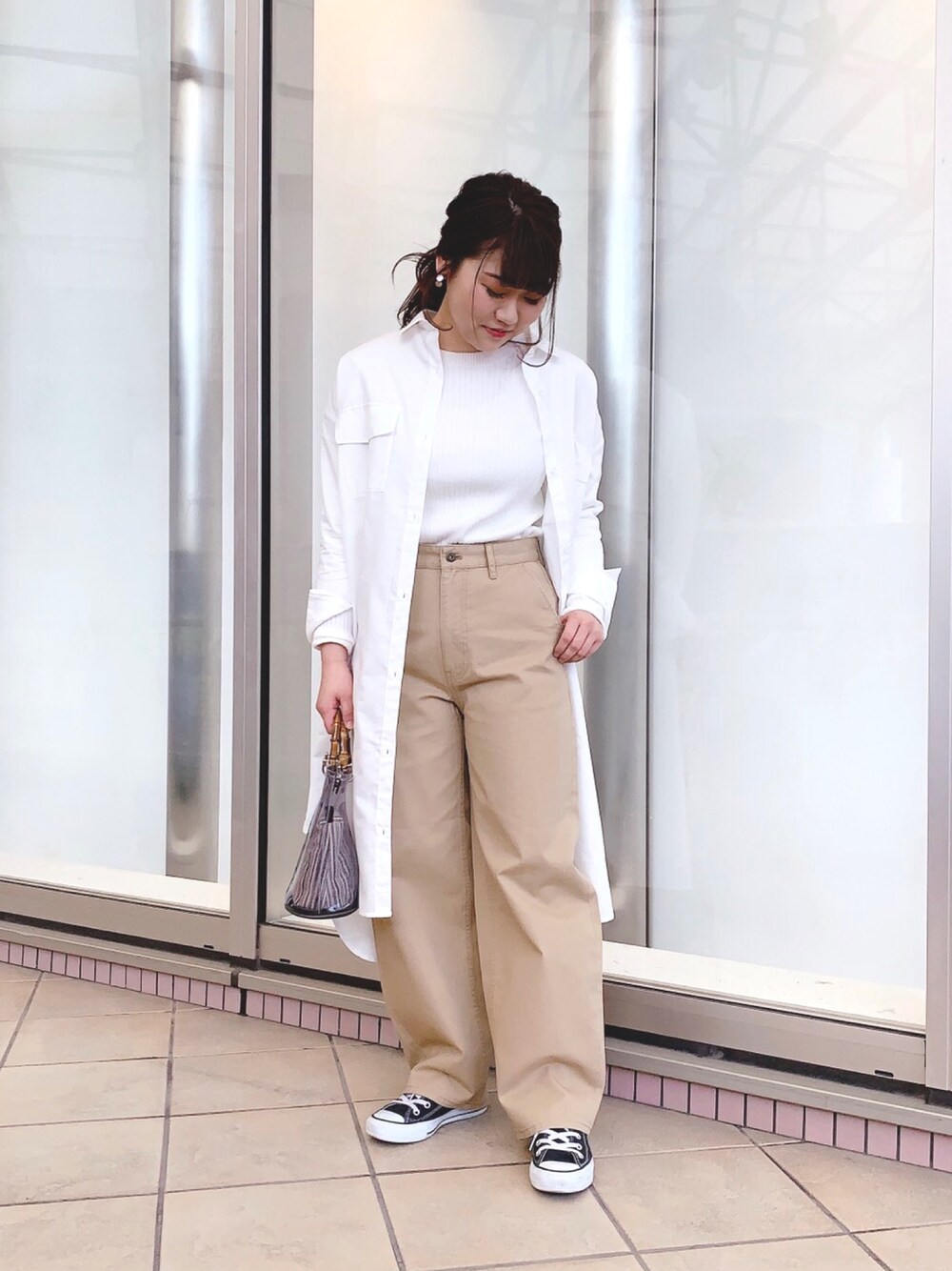 ホワイト系のニット/セーター、ホワイト系のワンピース、ベージュ系のその他パンツを着用したレディースの春コーディネートの1枚目の写真
