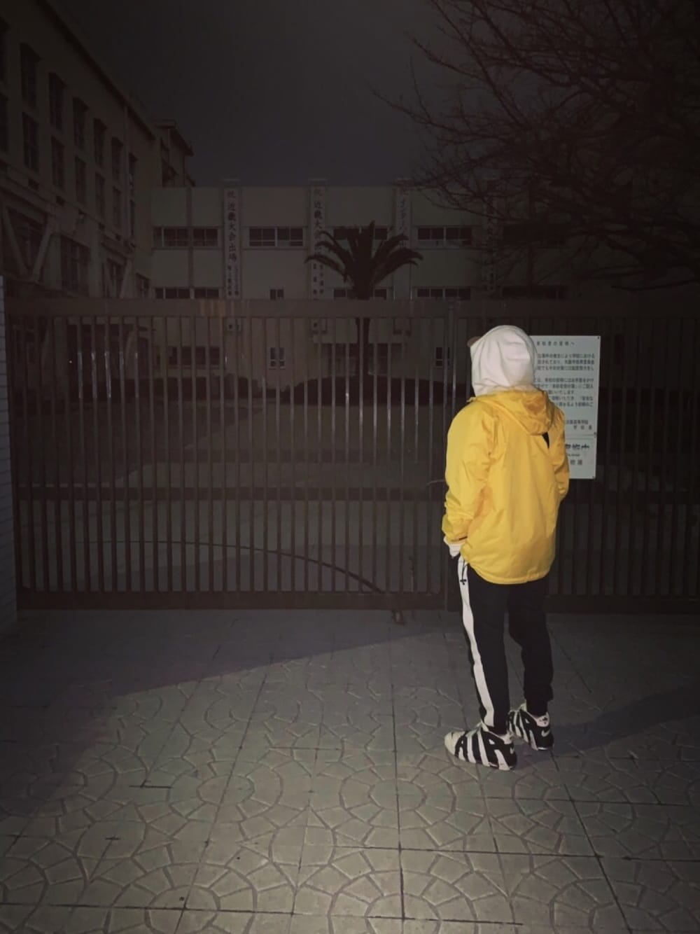 「お洒落さんとつながりたい、ストリート、冬、古着、高校生、ラインパンツ、モアテン、moreuptempo、TOMMY HILFIGER、GU」｜「NIKEのNIKE MORE UP TEMPO 414962-105（スニーカー、ホワイト系）」を使った、風哉さん（メンズ・165cm）の冬コーディネートの1枚目の写真