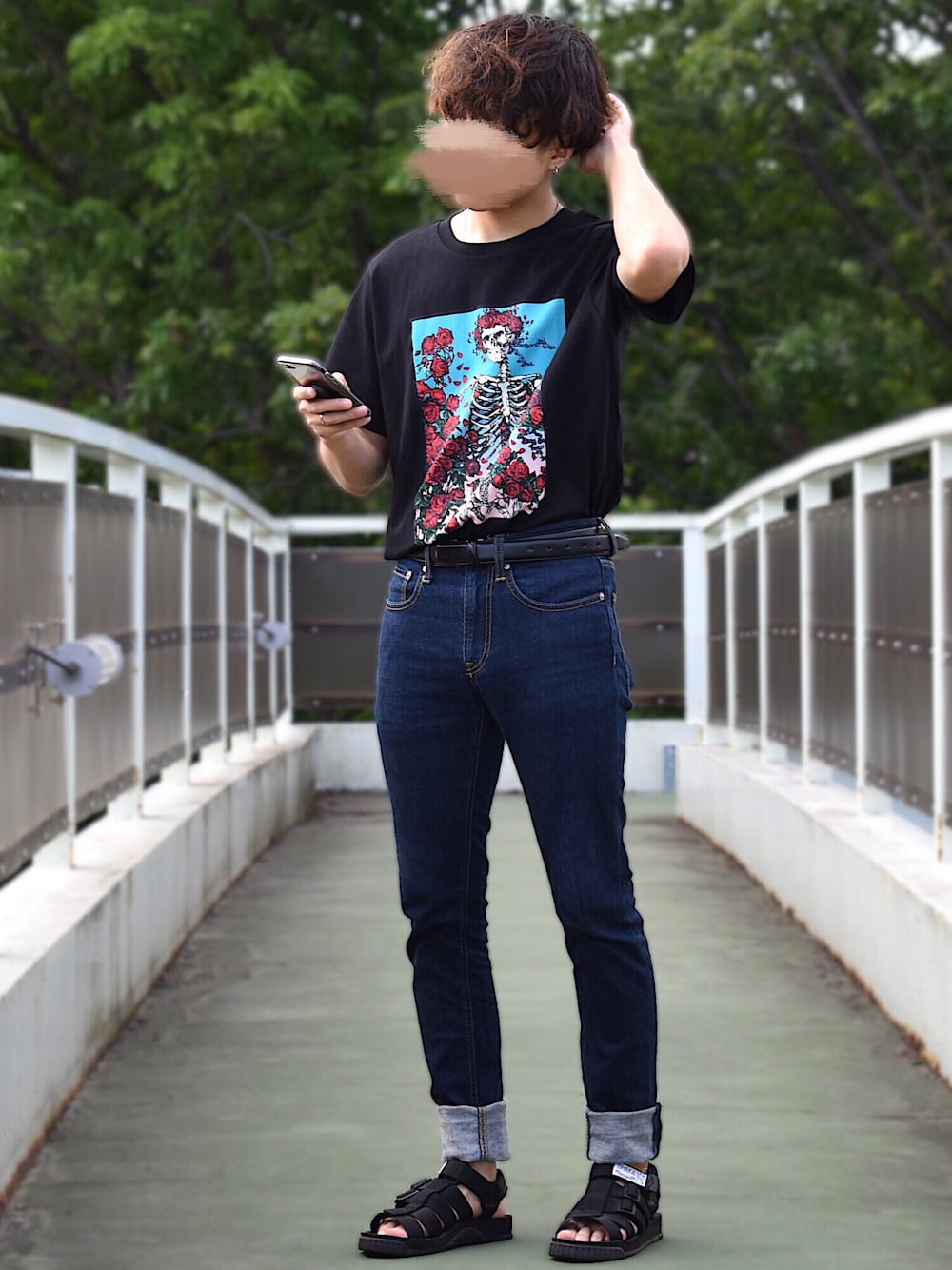 「夏コーデ、シンプルコーデ、夏、シンプル、プチプラ、タックイン、Tシャツ、プリントT、デニムパンツ、サンダル」｜「GUのアイテム（Tシャツ/カットソー、ブラック系）」を使った、¥u-d@!さん（メンズ・168cm）の夏コーディネートの1枚目の写真