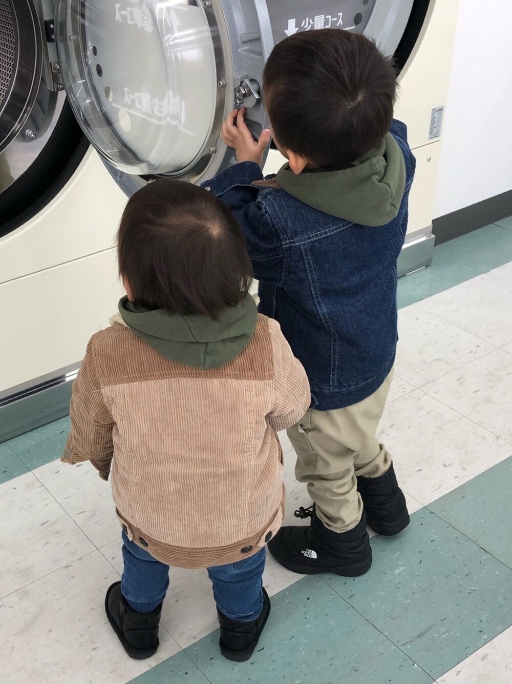 「休日スタイル、冬コーデ、カジュアルコーデ、3歳、1歳、リンクコーデ、男の子、おとこのこ、パーカー、おしゃれさんと繋がりたい」｜「no brandのアイテム（パーカー、グリーン系）」を使った、3KidsMam・×・さん（キッズ・100cm）の冬コーディネートの1枚目の写真