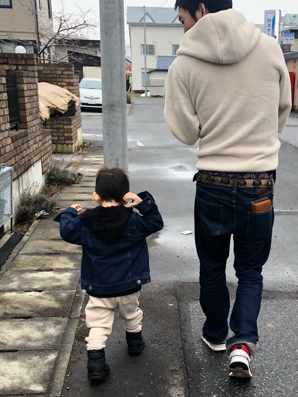 「キッズファッション、年末WEAR感謝祭、カジュアル、冬コーデ、リンクコーデ、秋冬コーデ、男の子、親子コーデ、3歳、おとこのこ」｜「ZERO standerdのZERO standard/ゼロスタンダード  ジップパーカー（パーカー、ブラック系）」を使った、3KidsMam・×・さん（キッズ・100cm）の冬コーディネートの1枚目の写真
