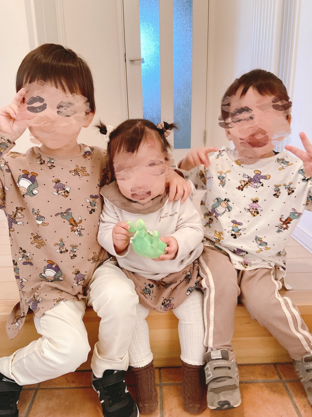 「キッズコーデ、プチプラ、バースデイ、リンクコーデ、女の子コーデ、男の子コーデ、カフェラテコーデ、3兄妹」｜「futafutaのアイテム（Tシャツ/カットソー、ベージュ系）」を使った、3KidsMam・×・さん（キッズ・100cm）の春コーディネートの1枚目の写真