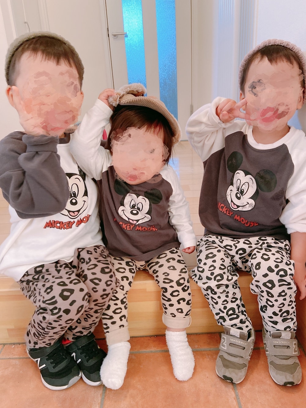 「リンクコーデ、男の子、女の子、3兄妹、カジュアルコーデ、レオパード、レギンス、プチプラ、はるコーデ」｜「futafutaのアイテム（スウェット、ホワイト系）」を使った、3KidsMam・×・さん（キッズ・100cm）の春コーディネートの1枚目の写真