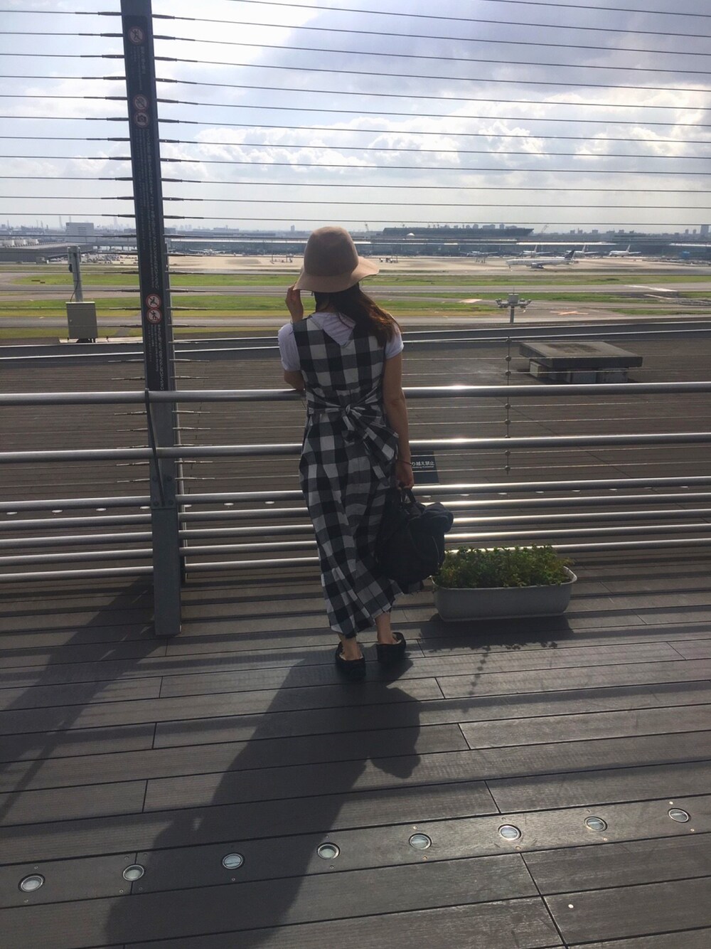 「オトナカジュアル、今日のコーデ、プチプラ、シンプルコーデ、休日スタイル、ブロックチェック、ワンピース」｜「coca（coca）のアイテム（ワンピース、ホワイト系）」を使った、tmk_pさん（レディース・163cm）の春コーディネートの1枚目の写真