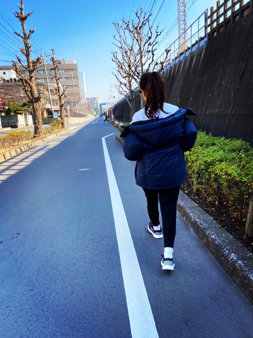「シンプルコーデ、カジュアルコーデ、メンズライク、アウター、スポーツミックス、スウェットパンツ、白ソックス」｜「THE NORTH FACEのザ・ノース・フェイス メンズハイロフトダウンパーカー / バルトロライトジャケット（ダウンジャケット/コート、ブルー系）」を使った、tmk_pさん（レディース・163cm）の冬コーディネートの1枚目の写真