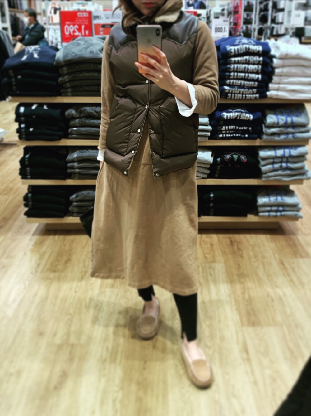 「ブラウン色に染まれ、ラクチンコーデ、カジュアルコーデ、ロングワンピース」｜「Rocky Mountain FeatherBedのアイテム（ダウンベスト、ブラウン系）」を使った、tmk_pさん（レディース・163cm）の冬コーディネートの1枚目の写真
