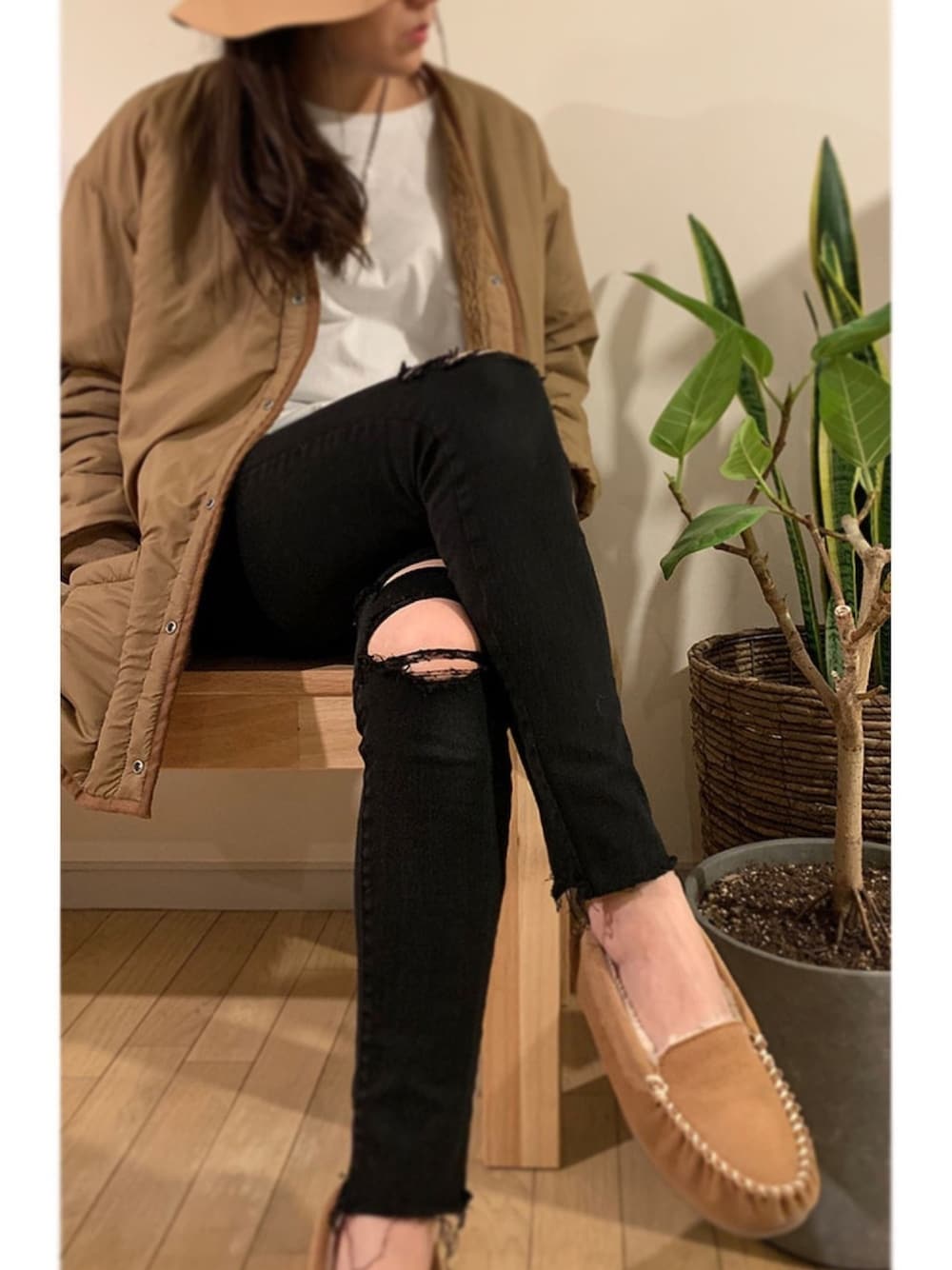 「カフェオレコーデ、オトナカジュアル、カジュアルコーデ、休日コーデ、秋服、ブラウン、メンズライク、UNIQLO、秋のカフェオレコーデ、黒スキニー」｜「UNIQLOのウルトラストレッチジーンズ（ダメージ）（デニムパンツ、ブラック系）」を使った、tmk_pさん（レディース・163cm）の秋コーディネートの1枚目の写真