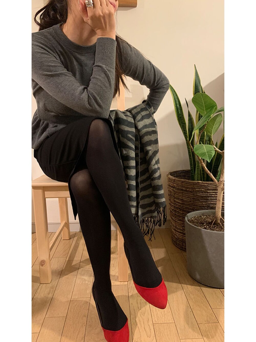 「オフィスカジュアル、オフィススタイル、ニットコーデ、大人コーデ、フラットシューズ、GU、ZARA、プチプラ、ラクチンコーデ、黒タイツ」｜「ZARAのアイテム（パンプス、ブラック系）」を使った、tmk_pさん（レディース・163cm）の秋コーディネートの1枚目の写真