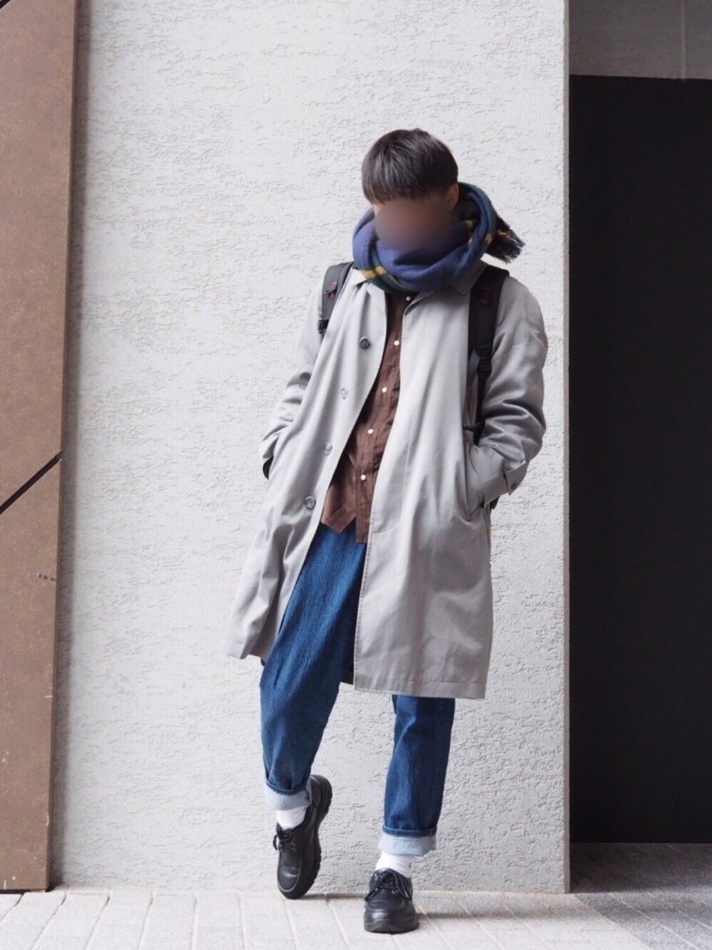 ブラウン系のシャツ/ブラウス、ブラック系のドレスシューズ、ブラック系のバックパック/リュックを着用したメンズの冬コーディネートの1枚目の写真