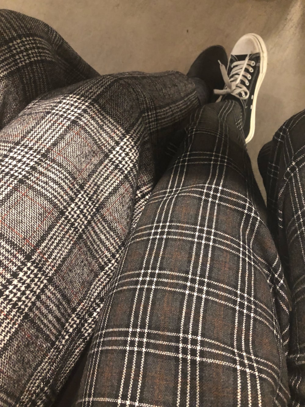 「Chinos、daily look、cozy、pants」｜「nobrandのアイテム（チノパンツ、ブラック系）」を使った、jjeongyeonnさん（レディース・160cm）の冬コーディネートの1枚目の写真