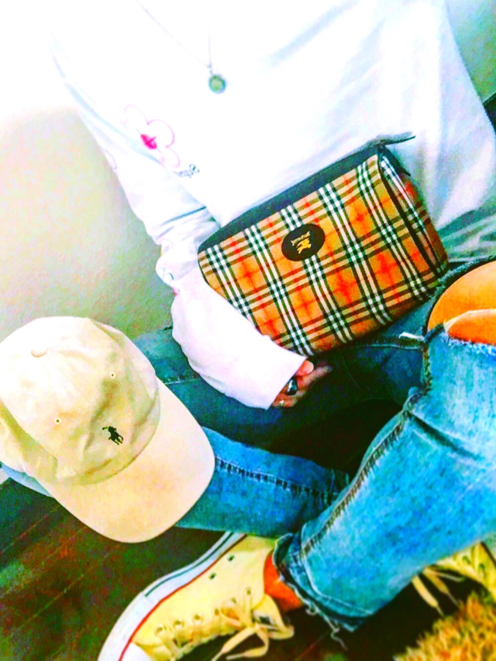 「春コーデ、スニーカー、古着MIX、コンバース、supreme、converse、allstar、Polo Ralph Lauren、burberry」｜「Supreme のアイテム（Tシャツ/カットソー、ホワイト系）」を使った、Tさん（メンズ・170cm）の春コーディネートの1枚目の写真
