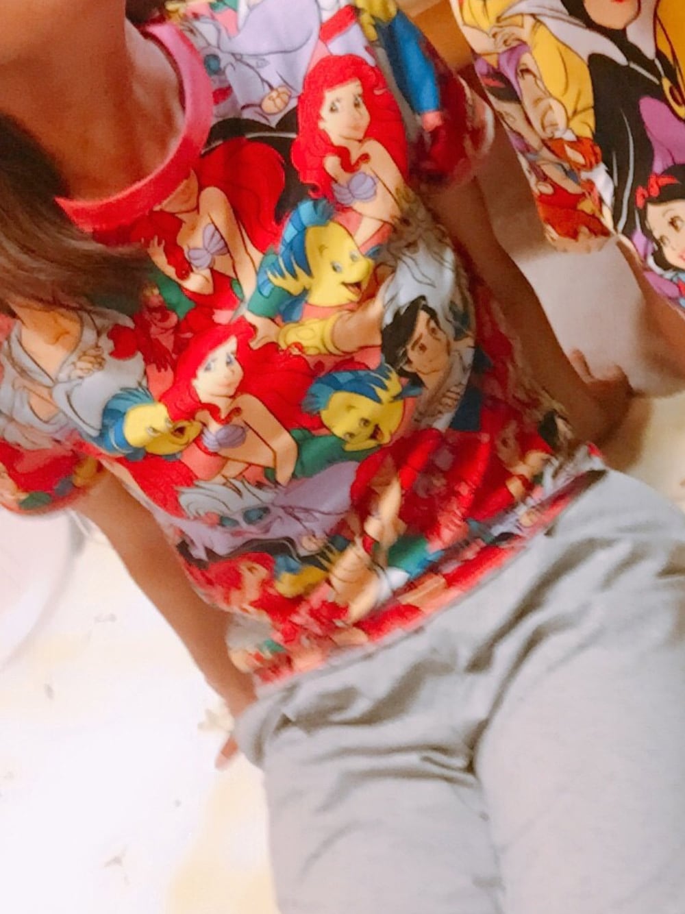 「鹿児島、夏休み、ディズニー、ディズニーTシャツ、総柄Tシャツ」｜「Disneyのアイテム（Tシャツ/カットソー、レッド系）」を使った、kanabuuuunさん（レディース・156cm）の秋コーディネートの1枚目の写真