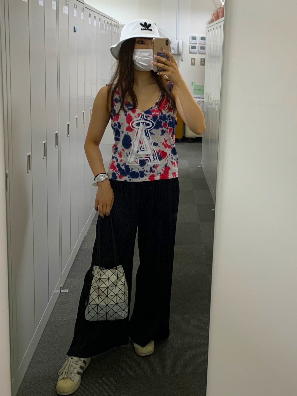 Victoria's secret PINKのタンクトップを使った人気ファッション Victoria's secret PINKのタンクトップを使った人気ファッション
