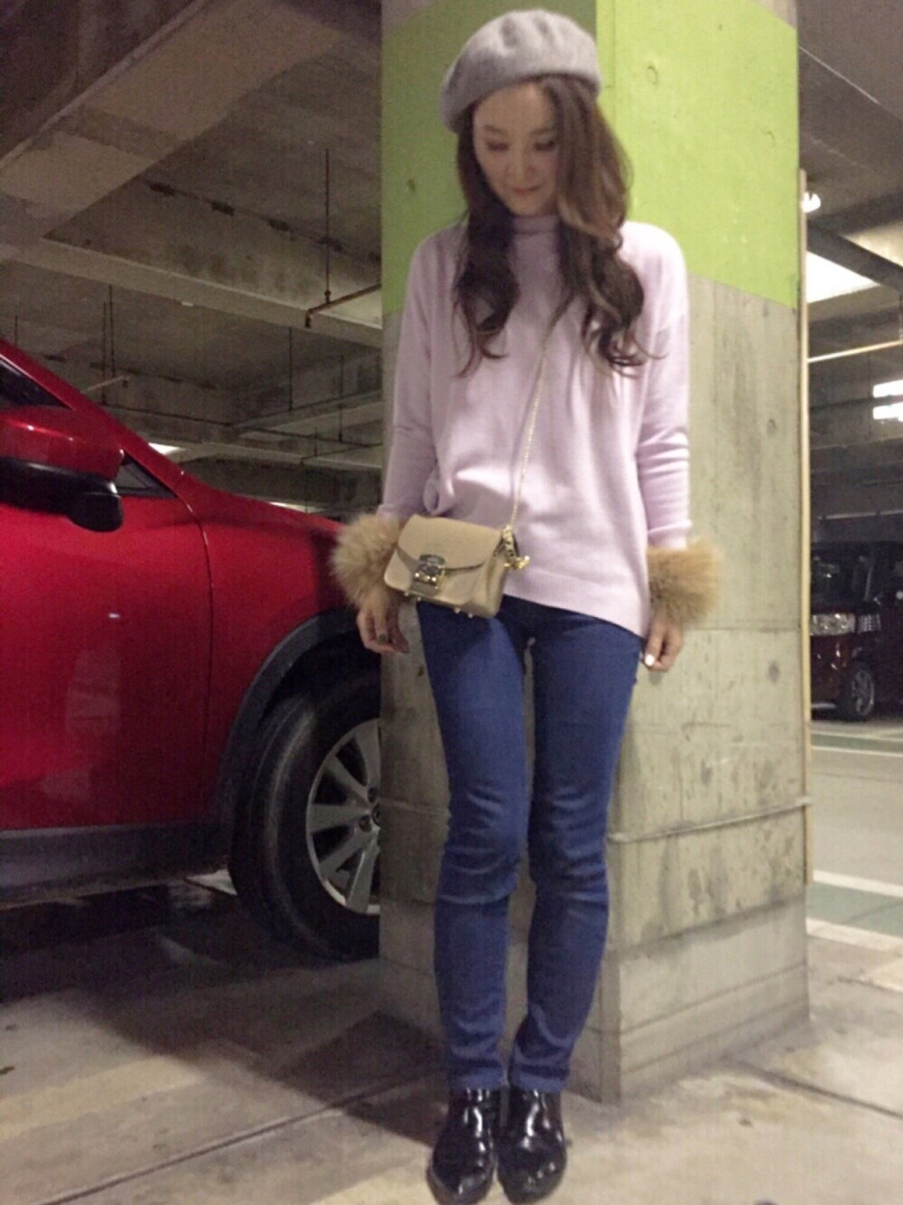 ブルー系のその他パンツ、パープル系のニット/セーター、レッド系のその他を着用したレディースの冬コーディネートの1枚目の写真