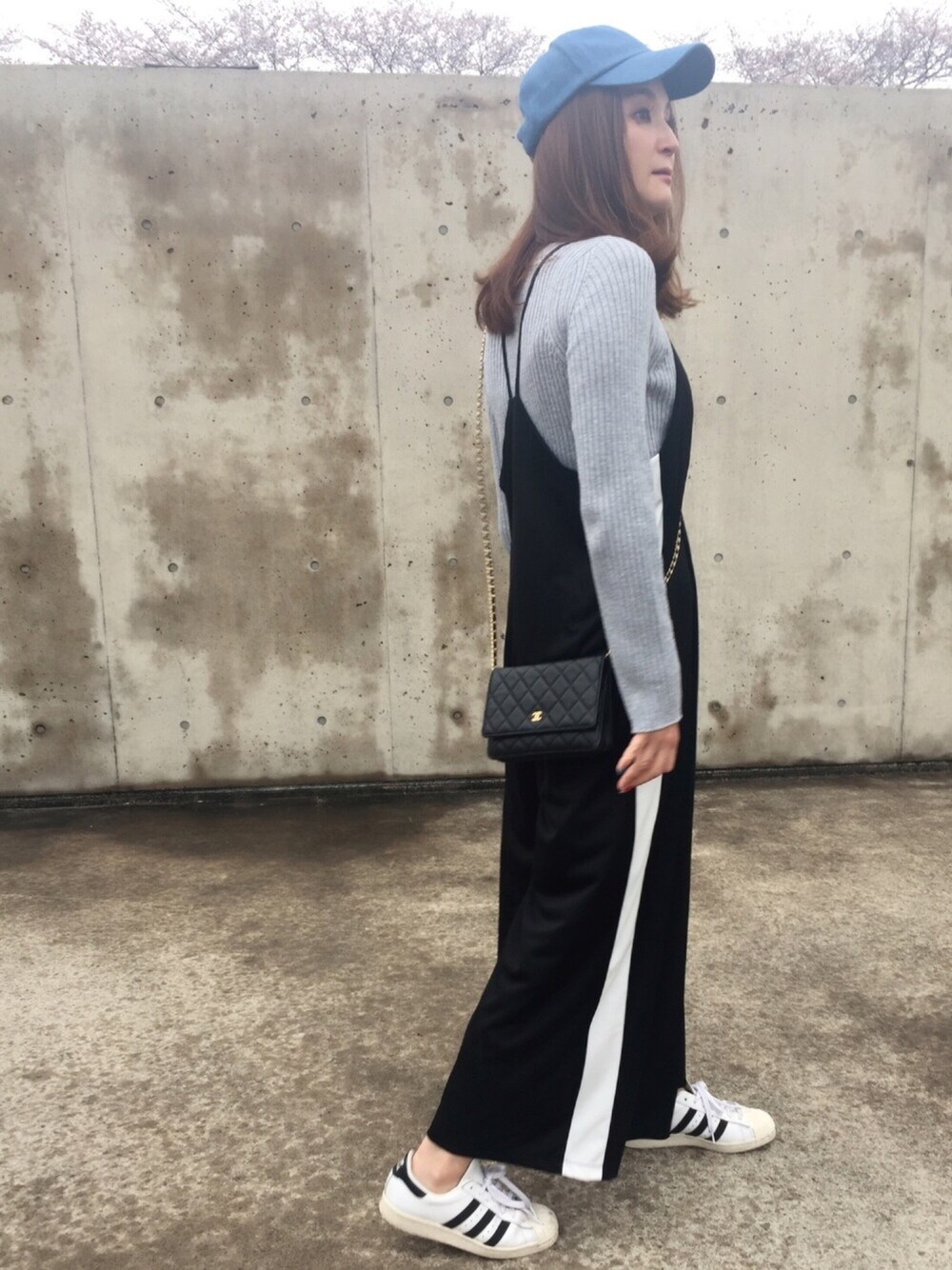 「オトナカジュアル、スポーツミックス、春、プチプラ、ラインパンツ、サロペット、ワイドシルエット、アディダス」｜「HusHusHのアソートキャップ（キャップ、ブルー系）」を使った、ほしららさん（レディース・167cm）の春コーディネートの1枚目の写真