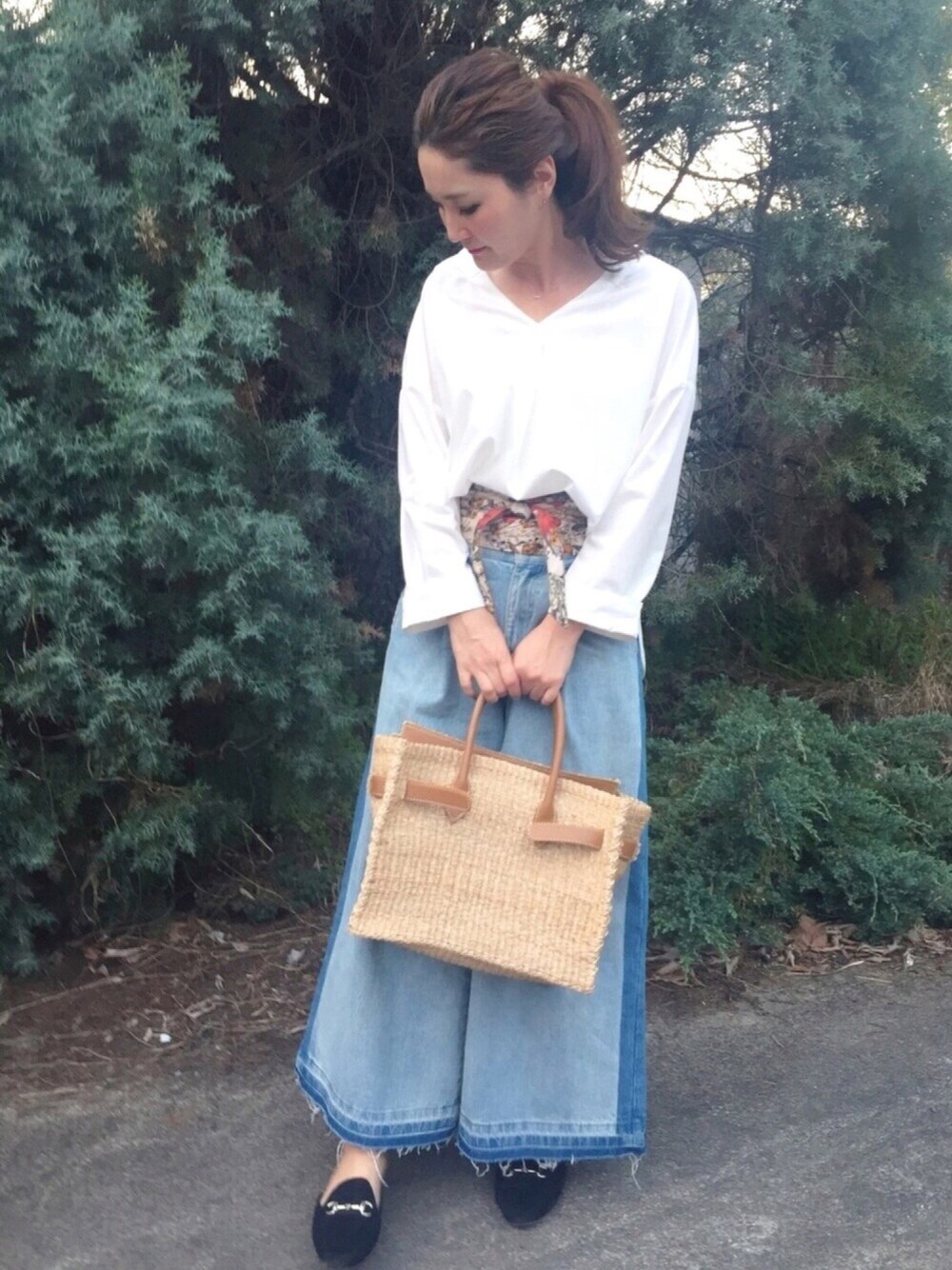 ホワイト系のシャツ/ブラウス、ブルー系のデニムパンツ、ブラック系のサンダルを着用したレディースの春コーディネートの1枚目の写真