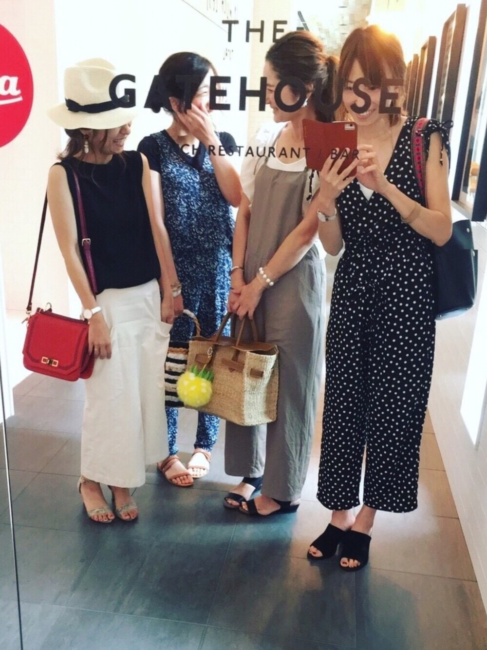 ブラック系のサンダル、ホワイト系のその他、ホワイト系のその他を着用したレディースの夏コーディネートの1枚目の写真