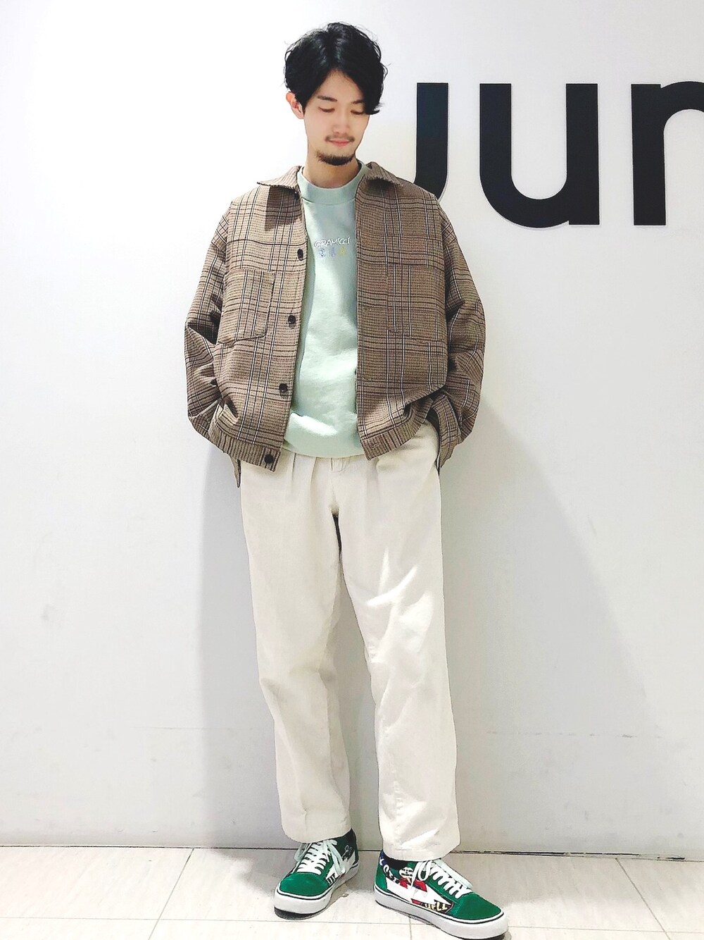 「今日のコーデ、Junred、GRAMICCI、チェック、コーデュロイパンツ、ホワイト、グリーン、ビッグシルエット、オトナカジュアル、春アウター」｜「JUNREDの【セットアップ対応】チェックトラッカーブルゾン（ブルゾン、ベージュ系）」を使った、so-ta_さん（メンズ・174cm）の冬コーディネートの1枚目の写真