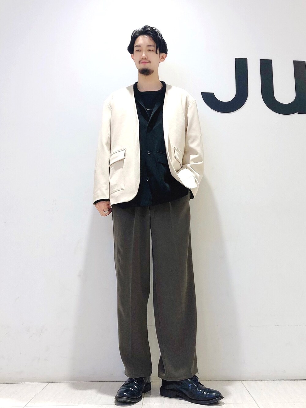 「Junred、きれいめカジュアル、大人カジュアル、ノーカラージャケット、革靴、ベージュ、ブラウン、ブラック、大人コーデ、春コーデ」｜「JUNREDの【セットアップ可能】テクスチャーTRルーズノーカラーJKT（ノーカラージャケット、ベージュ系）」を使った、so-ta_さん（メンズ・174cm）の春コーディネートの1枚目の写真