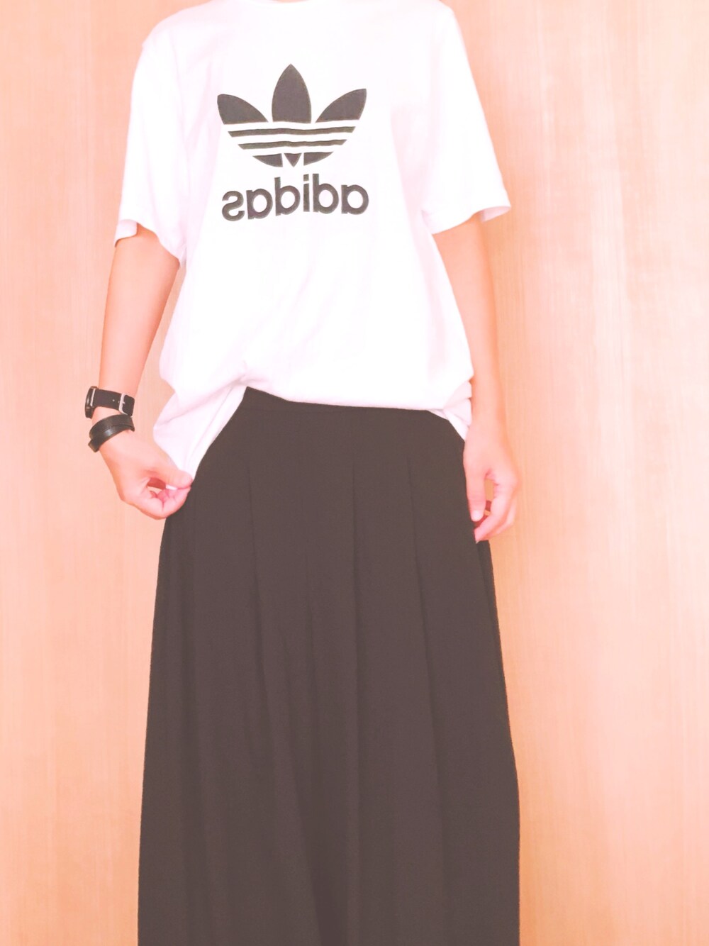 「adidasのオリジナルス トレフォイルTシャツ [TREFOIL TEE]（Tシャツ/カットソー、ホワイト系）」を使った、a_rさん（レディース・159cm）の秋コーディネートの1枚目の写真