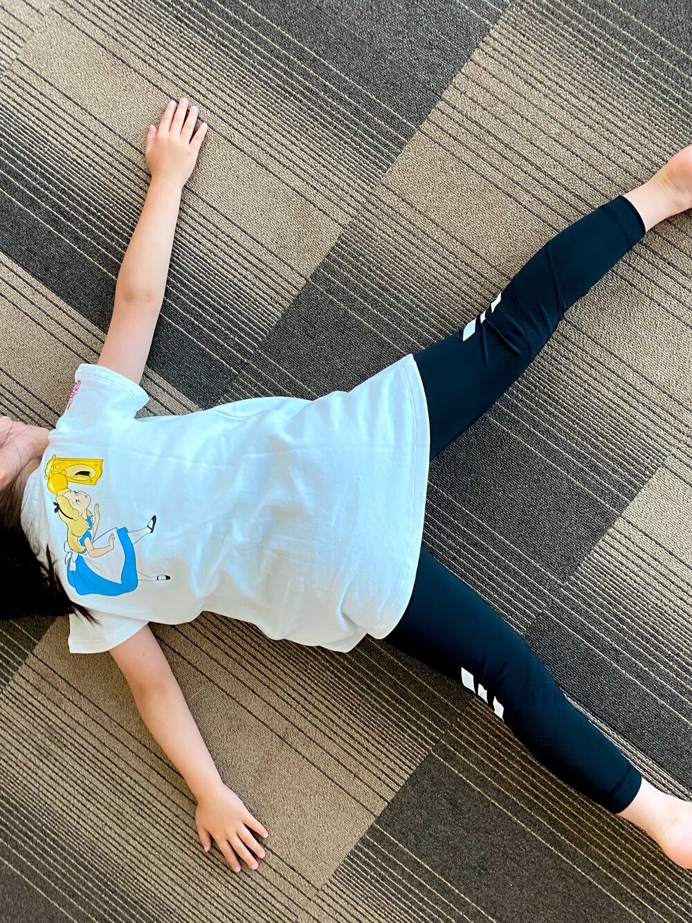 「Disneyの【カタログ掲載】B:MING by BEAMS / Disney アリス 裏毛ワンピース（ワンピース、ホワイト系）」を使った、a_rさん（レディース・158cm）の夏コーディネートの1枚目の写真